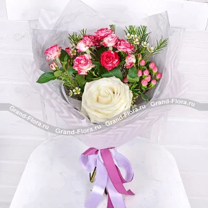 Невесомость - стильный букет-комплимент из роз с гиперикумом